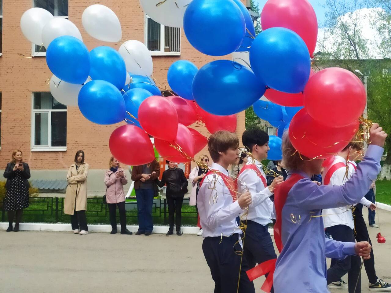 В этом году последний звонок прозвучал чуть раньше, чем обычно. - Всё новое  - ГИМНАЗИЯ №1